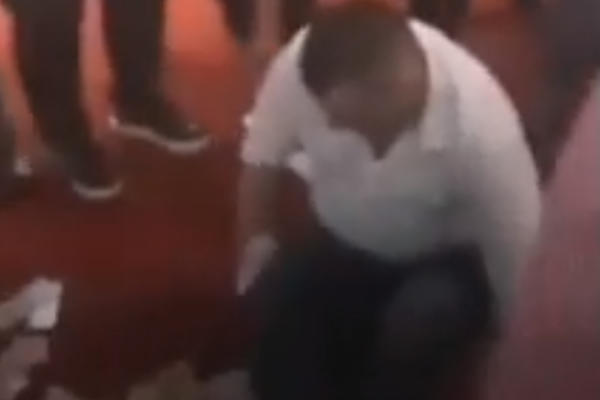 POSLANIK STAVIO GOMILU PARA NA POD, PA IH ŠUTIRAO: Sve to je objavio na Fejsbuku i izazvao bes naroda!