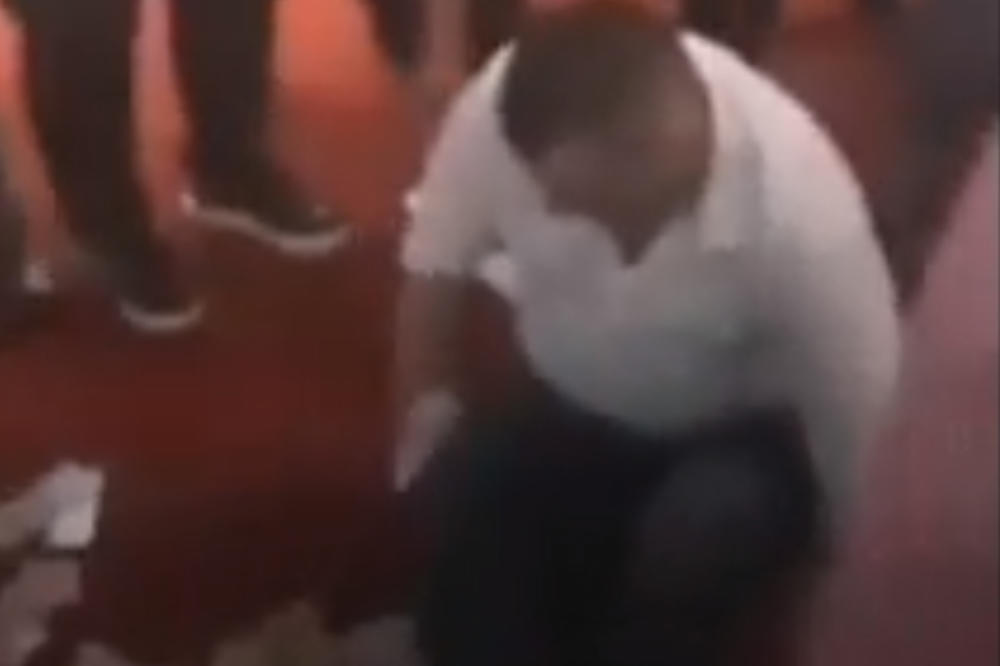 POSLANIK STAVIO GOMILU PARA NA POD, PA IH ŠUTIRAO: Sve to je objavio na Fejsbuku i izazvao bes naroda!