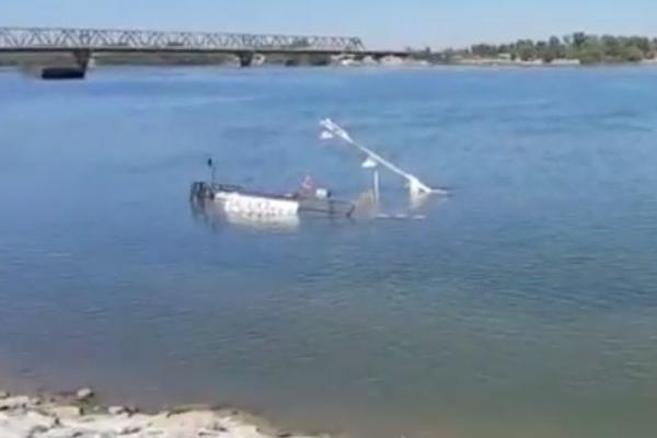 OBJAVLJEN SNIMAK KAKO JE POTONUO TERETNJAK KOD ADE HUJE: Za pola sata je nestao pod vodom!