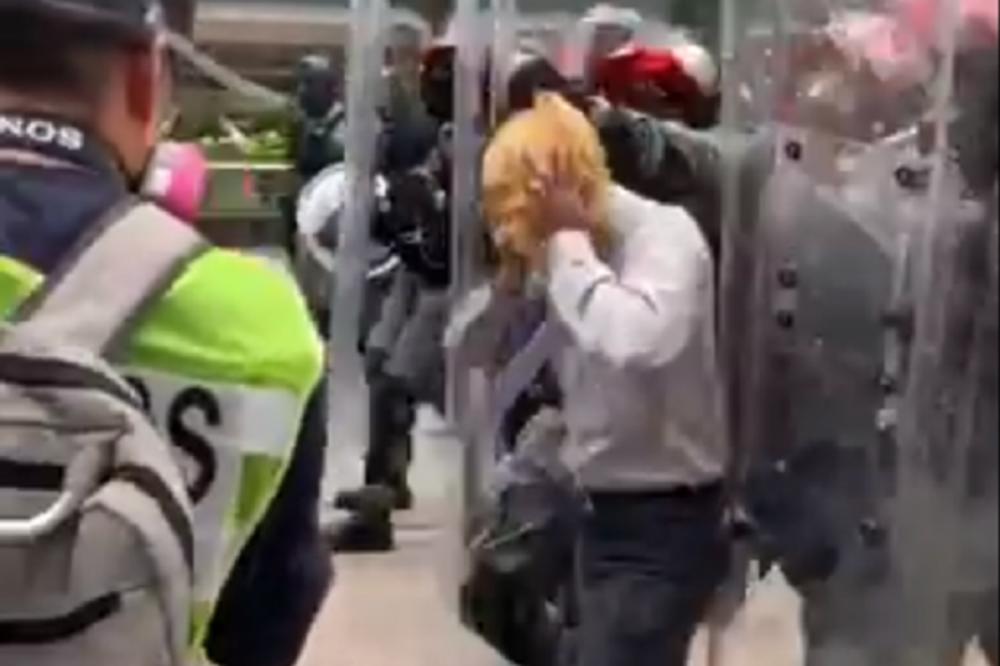 DONALD TRAMP ISPREBIJAN! STAO ISPRED POLICIJSKOG KORDONA, USLEDIO UŽAS: Prvo ga gurali, pa UHVATILI ZA GLAVU (FOTO)