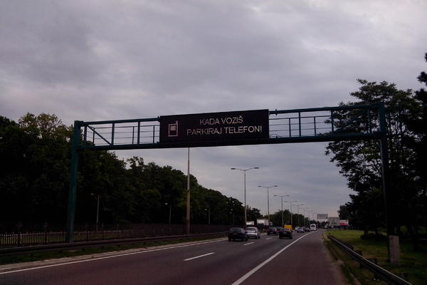 DAN BEZ MOBILNOG TELEFONA U SRBIJI: Kada voziš, parkiraj telefon!