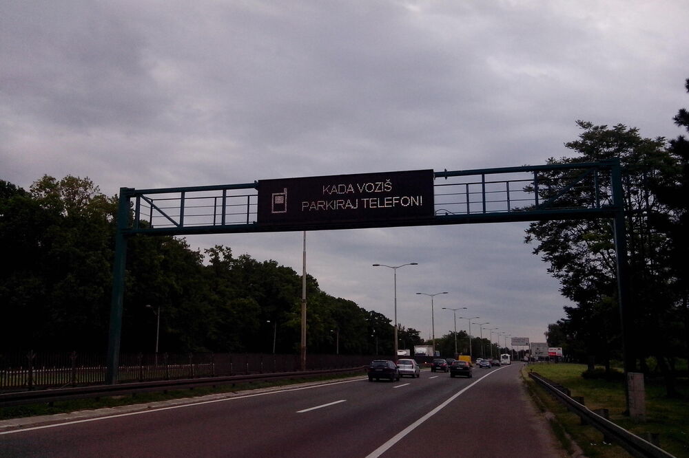 DAN BEZ MOBILNOG TELEFONA U SRBIJI: Kada voziš, parkiraj telefon!