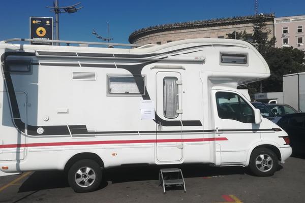 SVE DEVOJKE U BEOGRADU BI DA ZAVIRE U OVU PRIKOLICU: U njoj se trenutno nalazi NAJPOPULARNIJI GLUMAC