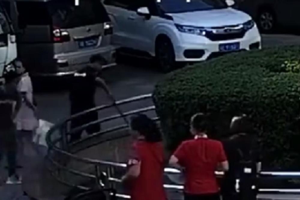 ODUZMITE DETE OVOJ ŽENI, ODMAH! Kad vidite šta je uradila, SLOŽIĆETE SE U MOMENTU! (VIDEO)