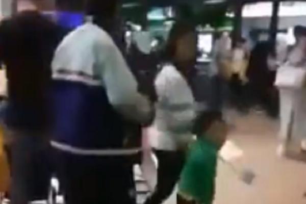 NAJVEĆI PERVERZNJAK NA SVETU JE OVAJ DEBELI JAPANAC! Samo vi pogledajte ŠTA ON RADI PO ULICI! (VIDEO)