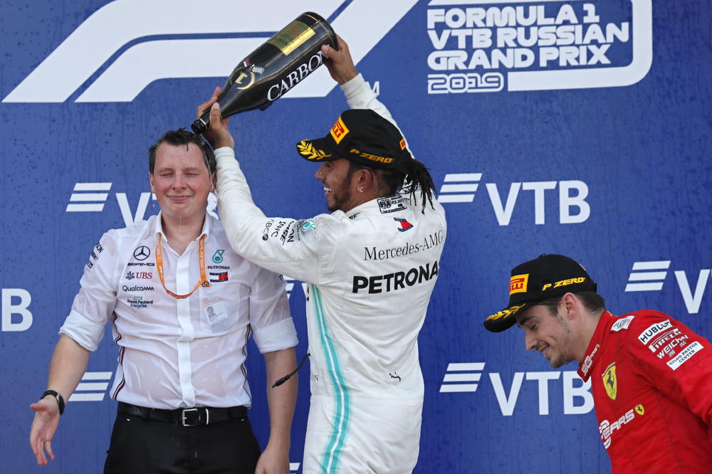 VELIKA POBEDA MERCEDESA: Hamilton iskoristio kardinalnu grešku Ferarija!