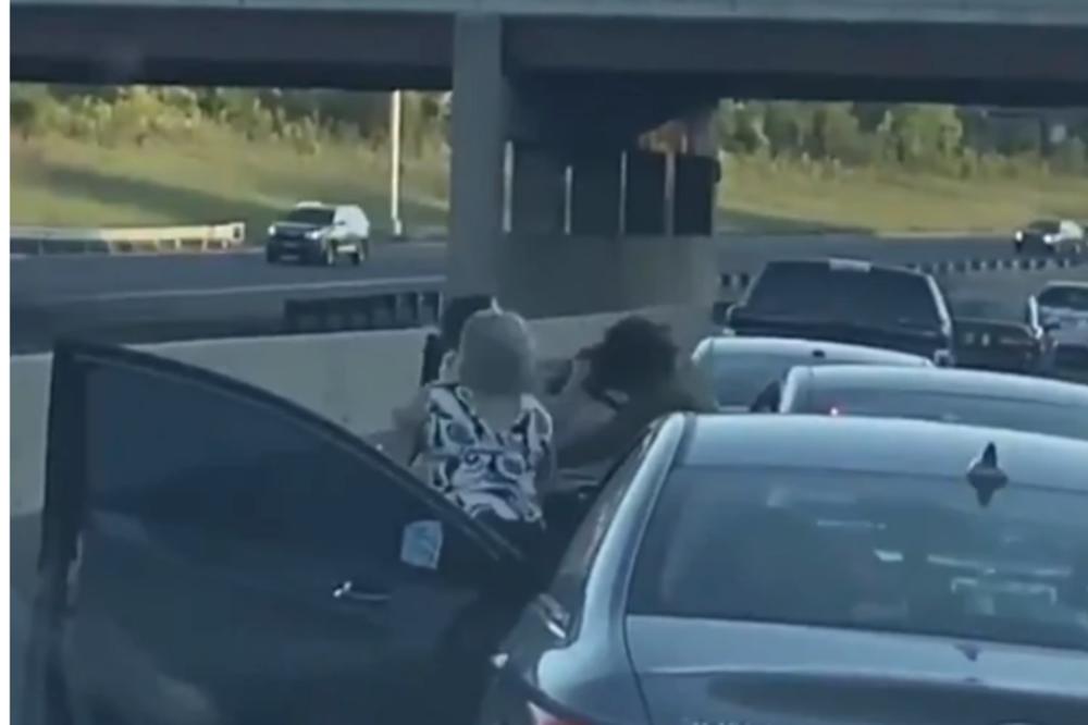 NAKON 'ČUKANJA' DVE ŽENE SU IZLETELE IZ AUTA I POTUKLE SE: Međutim, kada je izašla TREĆA tek je onda nastao HAOS!