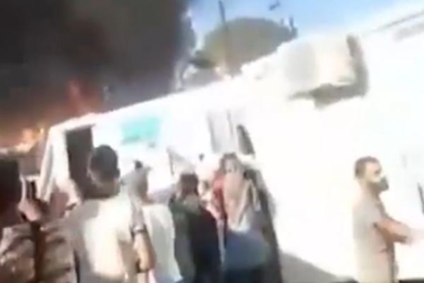 POGINULI MAJKA I DETE U SUKOBU MIGRANATA I POLICIJE: Kulja gusti crni dim, opšti haos sa tragičnim epilogom!