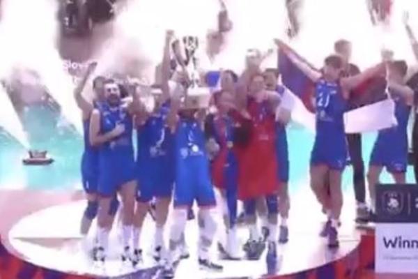 SLIKA KOJU SMO ČEKALI OD 2011. GODINE: Petrić podigao pehar, delirijum je mogao da počne!