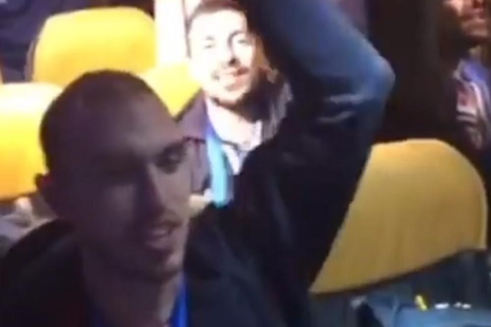 ODBOJKAŠE PUKLE EMOCIJE POSLE ZLATA: Čim su ušli u autobus, poslali su snažnu političku poruku!