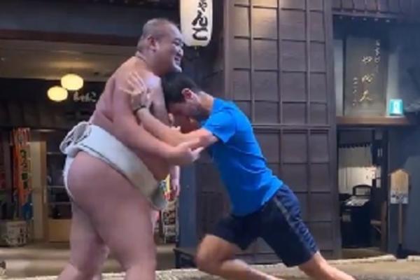 HIT SNIMAK STIŽE NAM IZ TOKIJA: Nole se oprobao u novom sportu, postao je sumo rvač!