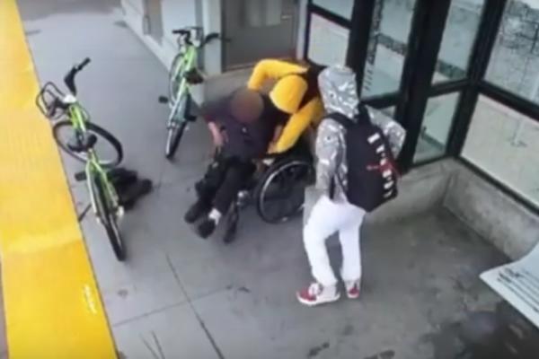 KUDA IDU MLADE GENERACIJE? Dečaci (14) prišli ŽENI U KOLICIMA, od njihovog postupka biće vam MUKA (VIDEO)