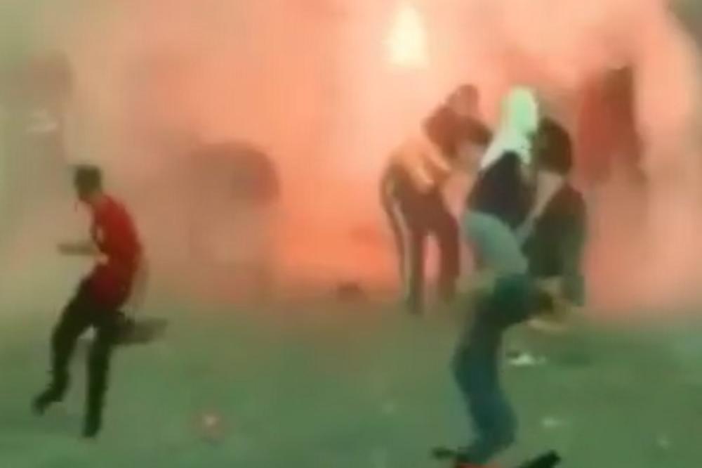 HAOS PRED DERBI: Brutalna tuča navijača Partizanija i domaćina, sevale baklje, štangle - krv na sve strane!