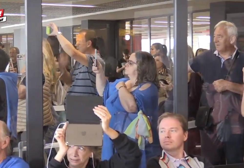 Ljudi čekaju heroje na aerodromu  