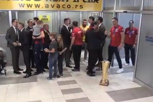 PRESLATKA SCENA PO SLETANJU ODBOJKAŠA: Čim su sleteli, njima dvojici su deca potrčala u zagrljaj!