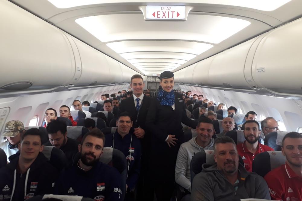 ODBOJKAŠI STIGLI U BEOGRAD: Čim su kročili na aerodrom, pokazali su kakvo zajedništvo vlada među njima!
