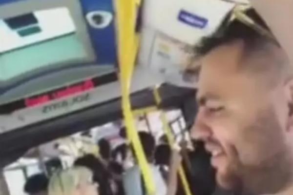 POSLE VRŠENJA NUŽDE PO AERODROMU, COBY PEGLA STVAR: Usnimljen kako se vozi GRADSKIM PREVOZOM u ŠPICU (VIDEO)