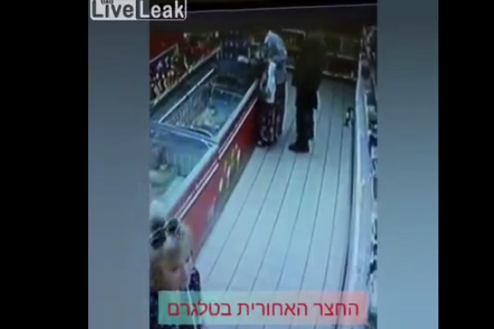 POHOTNI DEDA SPOPADA ŽENE USRED RADNJE: Kamere su zabeležile apsolutno SVE! (VIDEO)