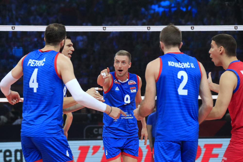 MI SMO SRBI! MI ĆEMO POBEDITI SVE! Reči selektora Kovača i dalje odzvanjaju u glavi našeg tehničara Jovovića!