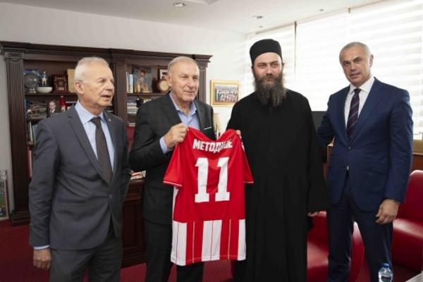 DOŠAO DA POŽELI SREĆU PRED OLIMPIJAKOS: Specijalni gost sa Hilandara na Marakani!