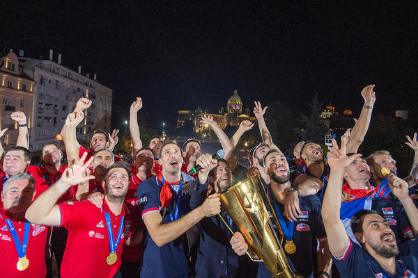 SPEKTAKULARAN DOČEK ZLATNIH MOMAKA: Nacija se na predivan način zahvalila odbojkašima na evropskoj tituli!