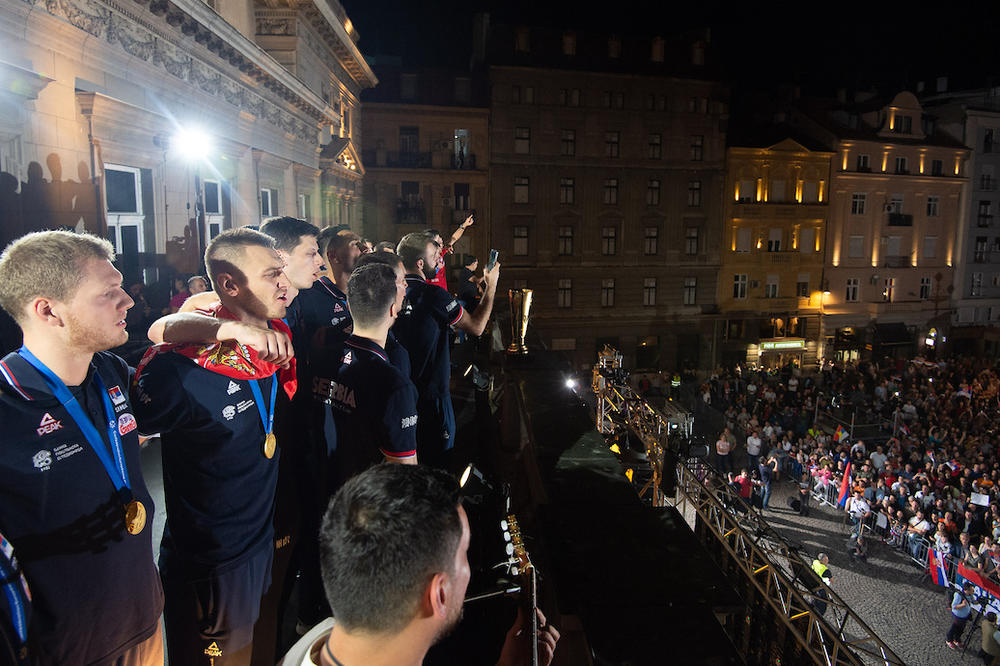 JA TE VOLIM, SRBIJO! Kad je počelo ovo skandiranje, odbojkaši su se zagrlili i zapevali pesmu koja dira u srce!
