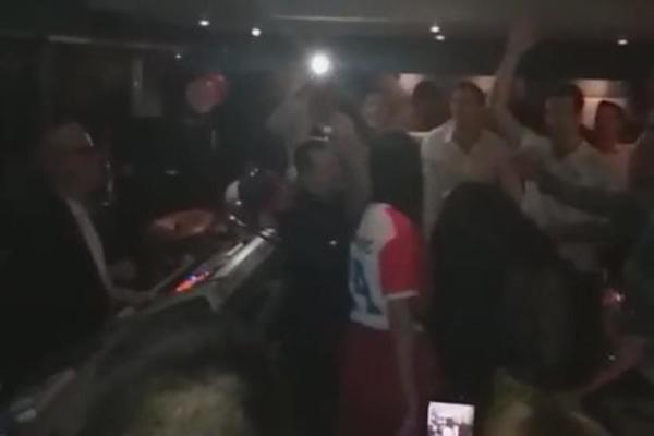 ODBOJKAŠI SLAVILI DO JUTRA UZ SPECIJALNU PESMU SAŠE MATIĆA: Ekstaza je počela kada je Ivica Daćić uzeo mikrofon!