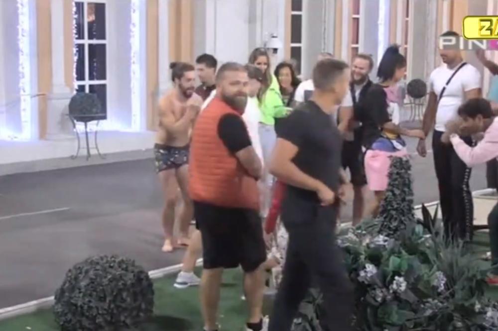 NA*UZIO JE NASRED DVORIŠTA: Cela Zadruga gledala kako je BAMBUSA OTPOZADI! Kakav ŠOK! (VIDEO)