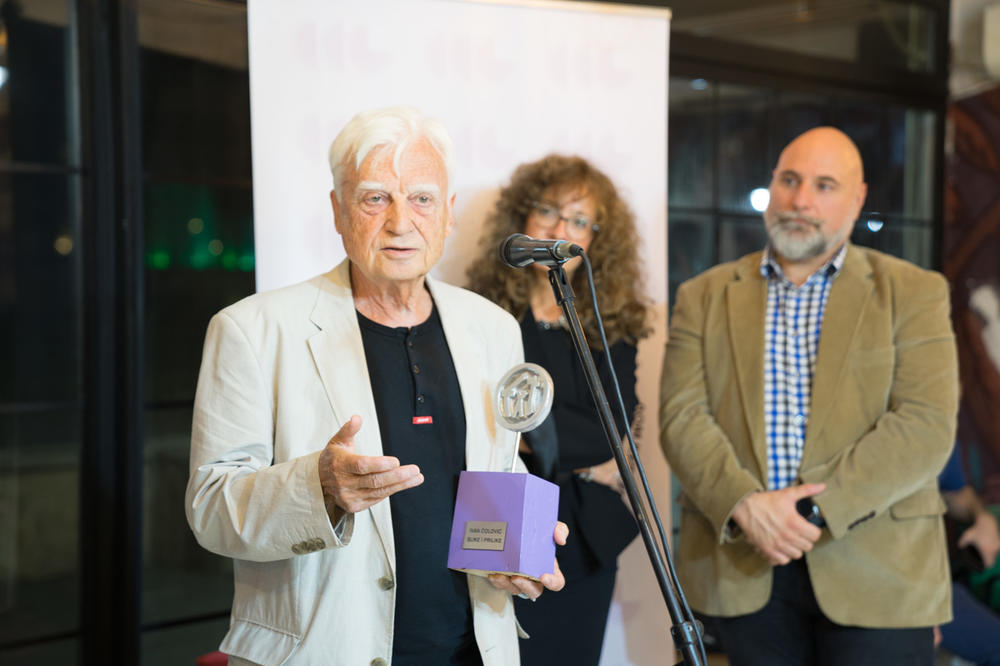 PRVI PUT DODELJENA KNJIŽEVNA NAGRADA DKSG: Pobedio Ivan Čolović sa SLIKAMA I PRILIKAMA