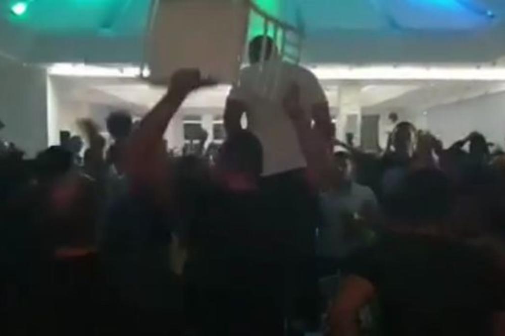 DELIJE I GRCI ZAJEDNO UDARILI NA GROBARE: Totalno ludilo - letele i stolice!