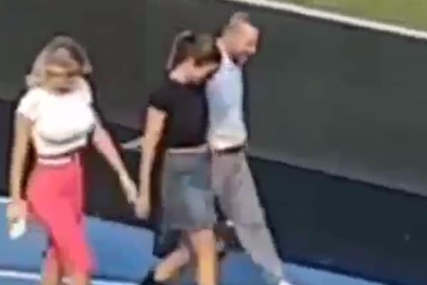 NAVIJAČI TERALI ZANOSNU NOVINARKU DA POKAŽE GRUDI: Nisu mogli da veruju kada su videli kako im je odgovorila!