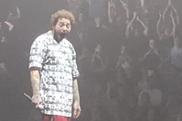 NAJJAČA REAKCIJA NA PLANETI! Obožavateljka pokazala REPERU GRUDI, a njegova REAKCIJA OBIŠLA JE SVET