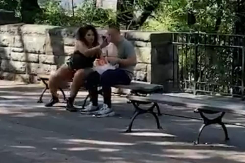 PAR JE SEDEO U PARKU, PA JE ONA UZELA NJEGOV TELEFON: Usledila je SCENA ZA PAMĆENJE! Svi su gledali u njih (VIDEO)