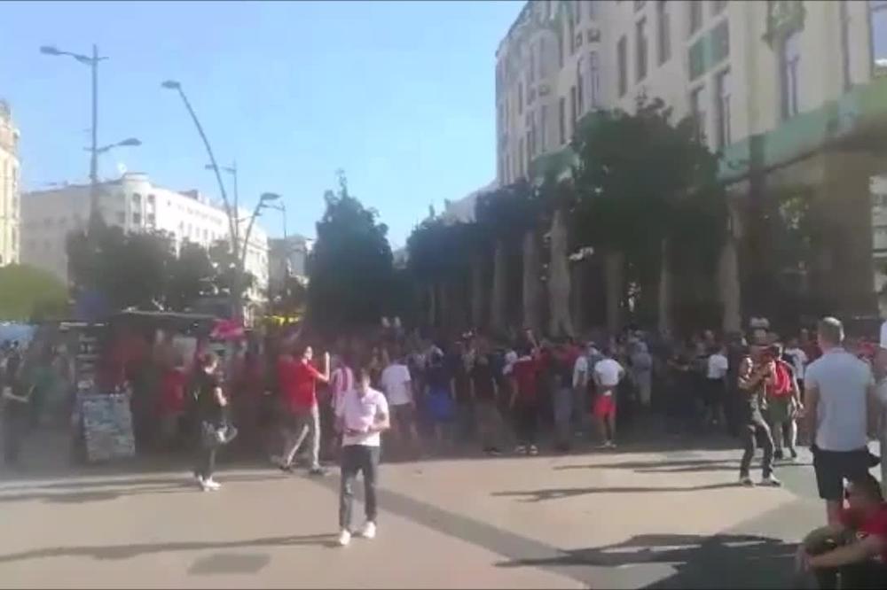 OKUPILI SE DELIJE I GEJT 7 ISPRED HOTELA MOSKVA: Grme pesme na srpskom i grčkom, a na tapetu je bio i najveći rival