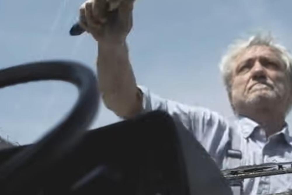 Darko RUNDEK radi na NAPLATNOJ RAMPI i PERE ŠOFERKE na PUMPI: Gde se OVO DEŠAVA?! (VIDEO)