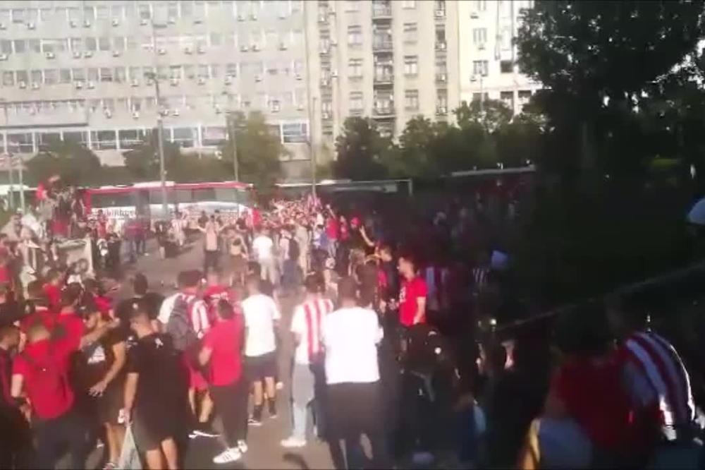 JEDNO IME JE POSEBNO ODJEKIVALO CENTROM BEOGRADA: Delije i Gejt 7 zagrmeli nikad glasnije ispred hotela Moskva!