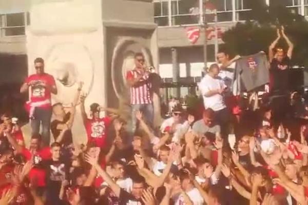 GRK SE S TRUBOM POPEO NA TERAZIJSKU ČESMU: Zasvirao poznatu melodiju, tada je počela ludnica među Delijama i Gejt 7