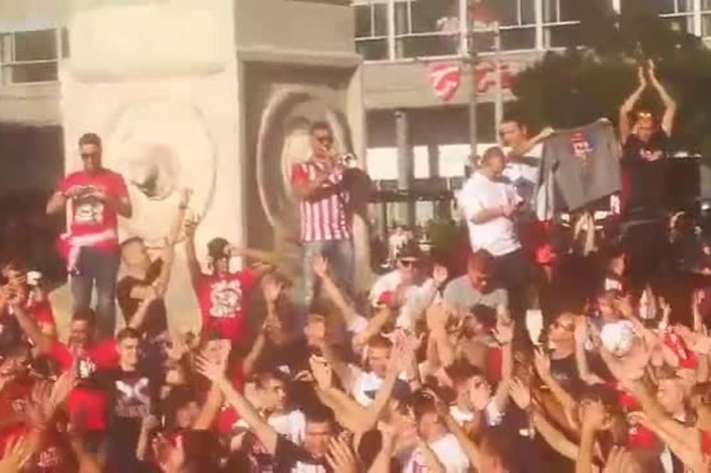 GRK SE S TRUBOM POPEO NA TERAZIJSKU ČESMU: Zasvirao poznatu melodiju, tada je počela ludnica među Delijama i Gejt 7