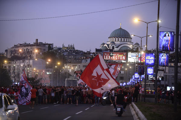 DELIJE SE DIGLE PROTIV MILA ĐUKANOVIĆA: Navijači Zvezde podržali Srbe u Crnoj Gori!