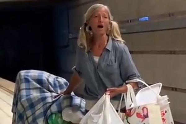 POLICIJA JE PRIŠLA BESKUĆNICI DOK JE PEVALA: Ono što su saznali o njoj nateralo ih je da RAZMISLE O ŽIVOTU (VIDEO)