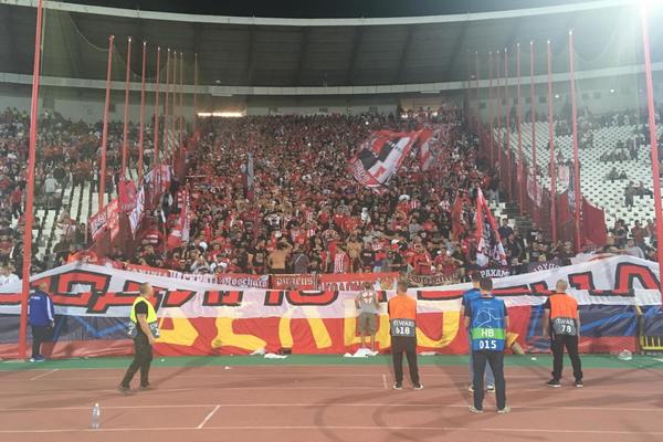 NASTAVLJA SE DEMONSTRACIJA BRATSKE LJUBAVI: Delije pevaju na grčkom, a Gejt 7 na srpskom jeziku - fešta na Marakani