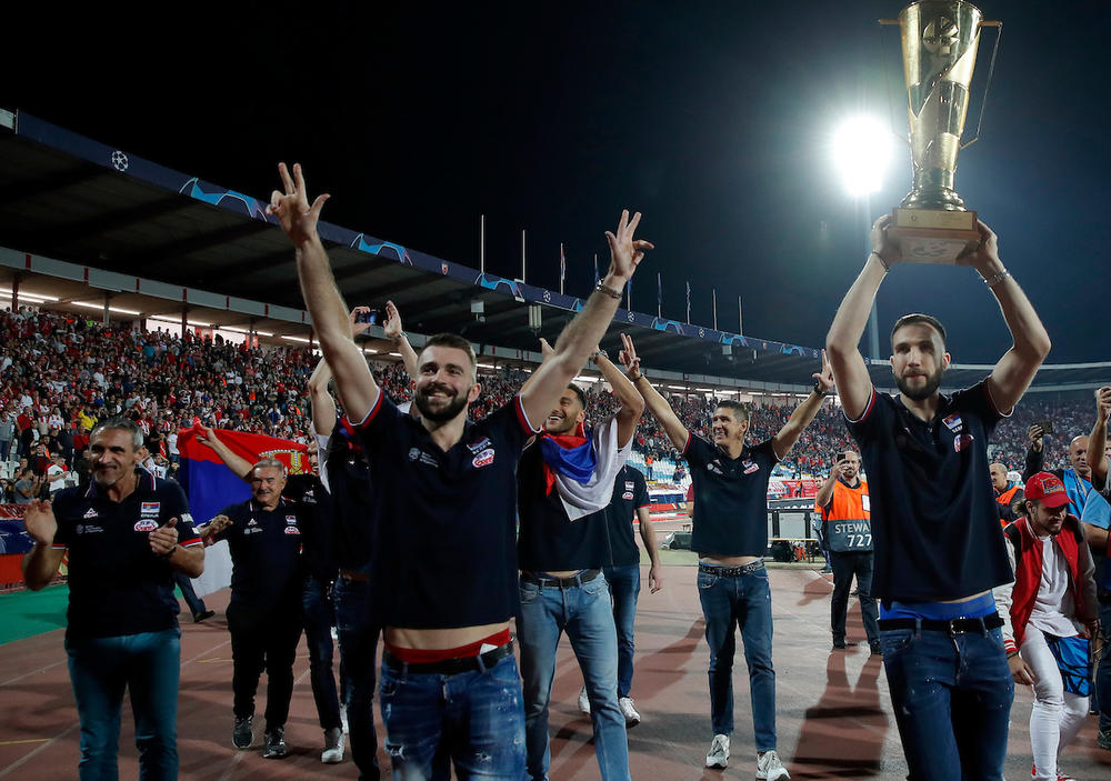 Nemanja Petrić sa peharom evropskog šampiona