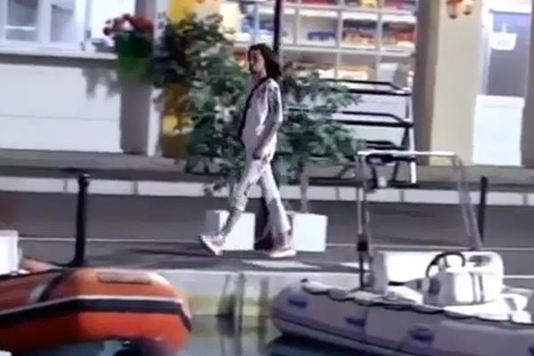 PSOVALA I PRETILA RADNICIMA OBEZBEĐENJA: Vratite me u kuću za 60 sekundi ili ĆU VAM SVE POLOMITI OVDE!