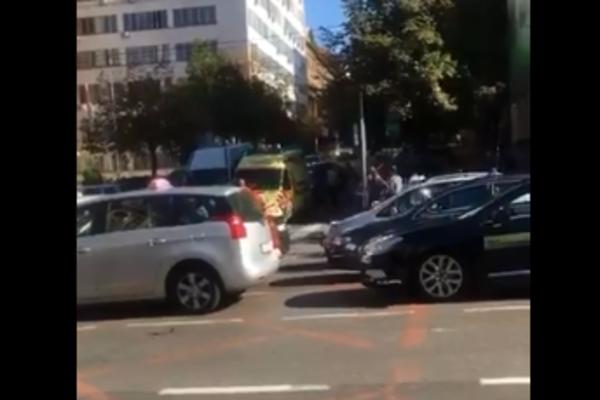 NI HITNA POMOĆ NIJE MOGLA DA PROĐE PORED TAKSISTA! Ovako se, gospodo, NE RADI (FOTO)