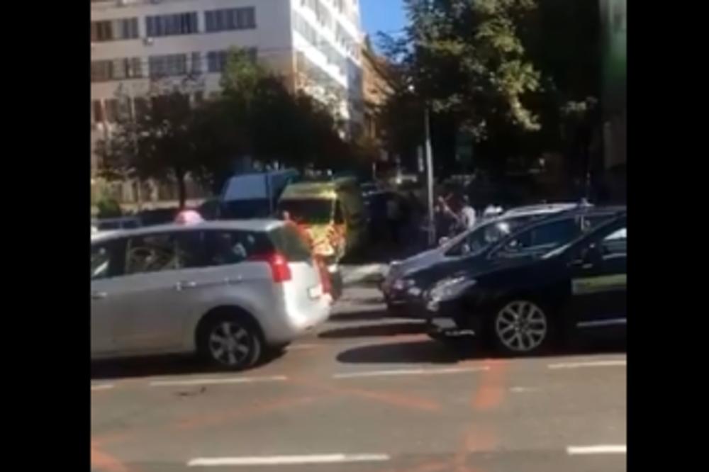 NI HITNA POMOĆ NIJE MOGLA DA PROĐE PORED TAKSISTA! Ovako se, gospodo, NE RADI (FOTO)