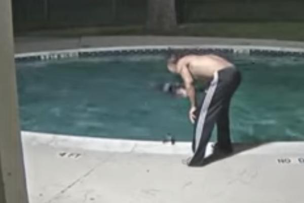 KADA VIDITE KAKO MOMAK MALTRETIRA MAČKU RAZBESNEĆETE SE! Udara je, davi u bazenu i baca gde stigne (VIDEO)