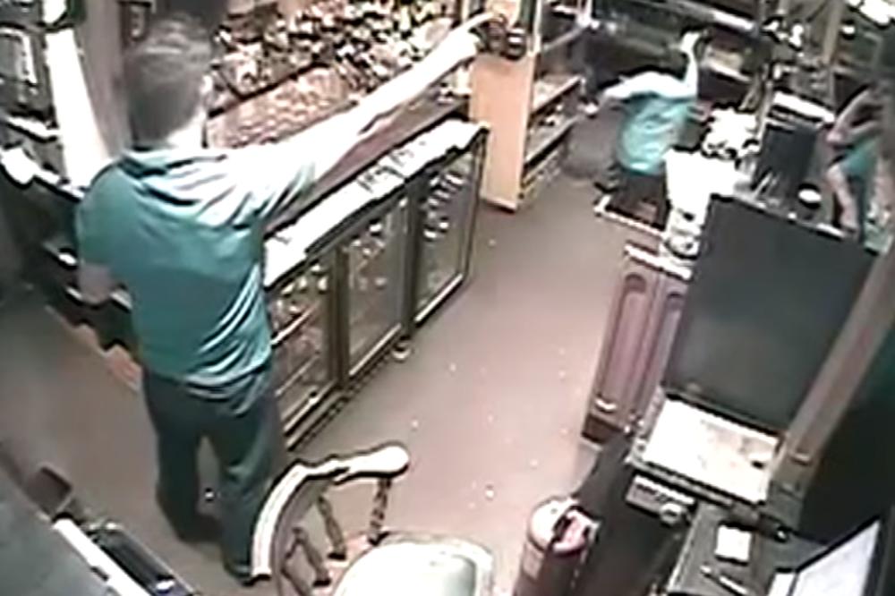 SAD GA VIDIŠ, SAD GA NE VIDIŠ: Radnik je samo propao usred kafića, ljudi u ŠOKU! (VIDEO)