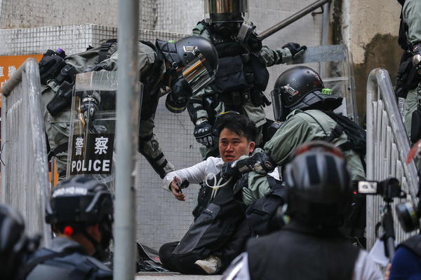 POLICIJA ISPALILA STUDENTU METAK U GRUDI, ALI ĆE ON BITI OPTUŽEN ZA NAPAD! Brutalna odmazda vlasti Hongkonga