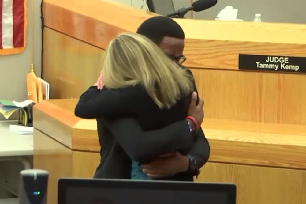 ZAGRLIO UBICU SVOG BRATA I POŽELEO JOJ SVE NAJBOLJE: Zbog moćnog trenutka OPROŠTAJA cela sudnica je plakala (VIDEO)