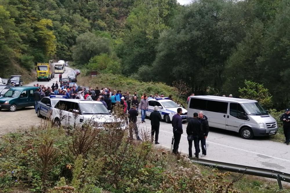 NAROD SE DIGAO NA NOGE ZBOG IZGRADNJE MINI HIDRO ELEKTRANE! Na putu Brus - Kopaonik je OPSADNO STANJE (FOTO)